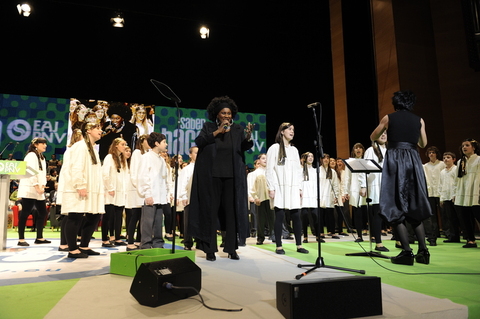 Foto: Una actuaci�n musical al final del acto 