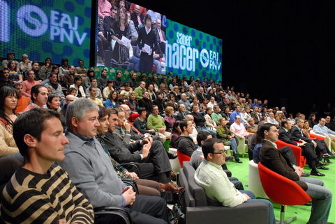 Foto: Varios de los participantes en los grupo de dicusi�n del proyecto Think Gaur 