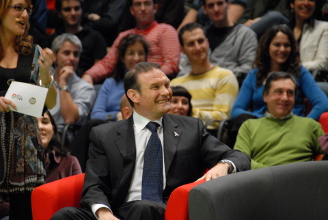 Foto: El Lehendakari Ibarretxe escucha a uno de los participantes 